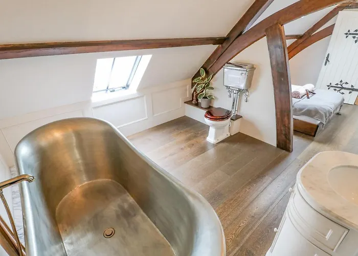 Hotel Leeming Methodist Church *