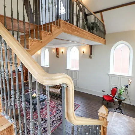 فندق Leeming Methodist Church *