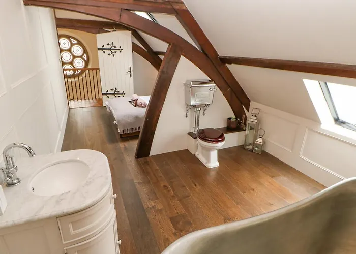 Leeming Methodist Church * נורת'אלרטון